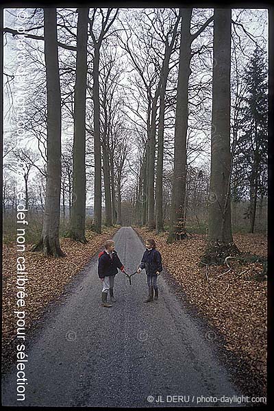 enfants dans les bois - children in a forest